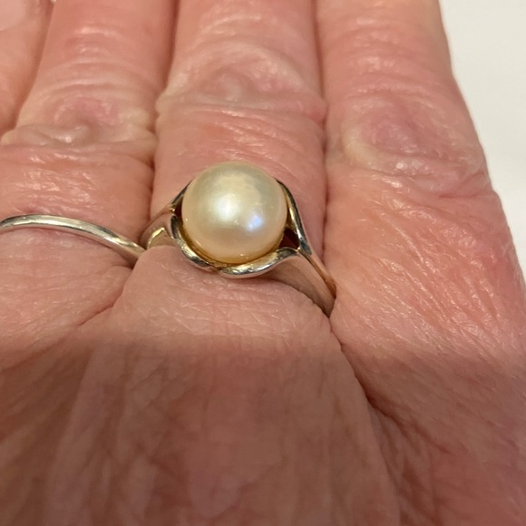 Lustrous White Pearl Ring in Sterling Silver Band - Picture 4 of 8